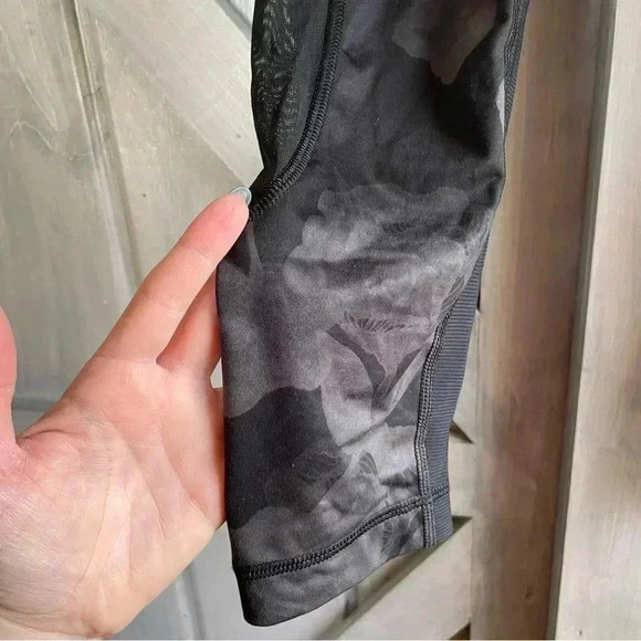 Lululemon Seek the Heat Crop Black Inky Floral Mesh‎ Size 4 - Picture 7 of 14